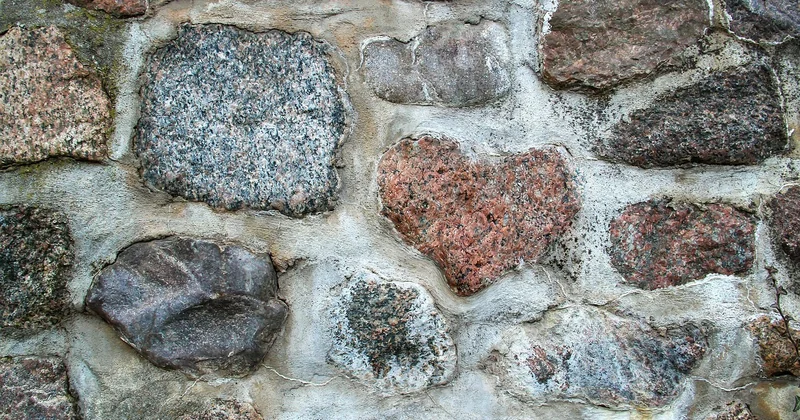 Die richtigen Steine: Feldsteine, Kalkstein oder Basalt?