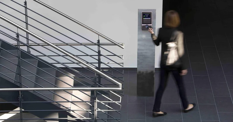 Offene Holztreppe abschleifen und neu lackieren: die Reihenfolge, die funktioniert